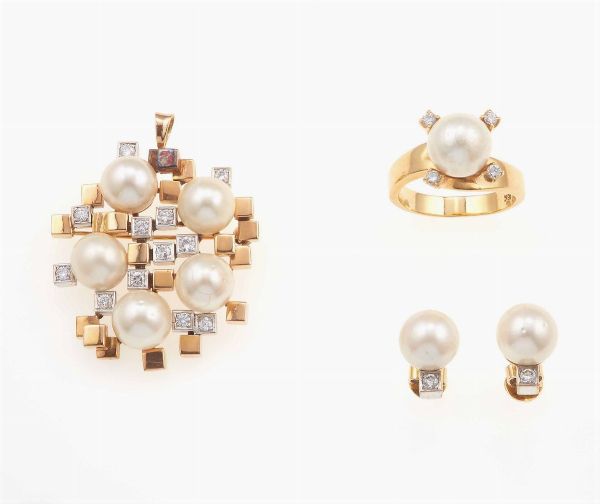 Parure composta da pendente/spilla, anello ed orecchini con perle coltivate e diamanti  - Asta Gioielli - Associazione Nazionale - Case d'Asta italiane