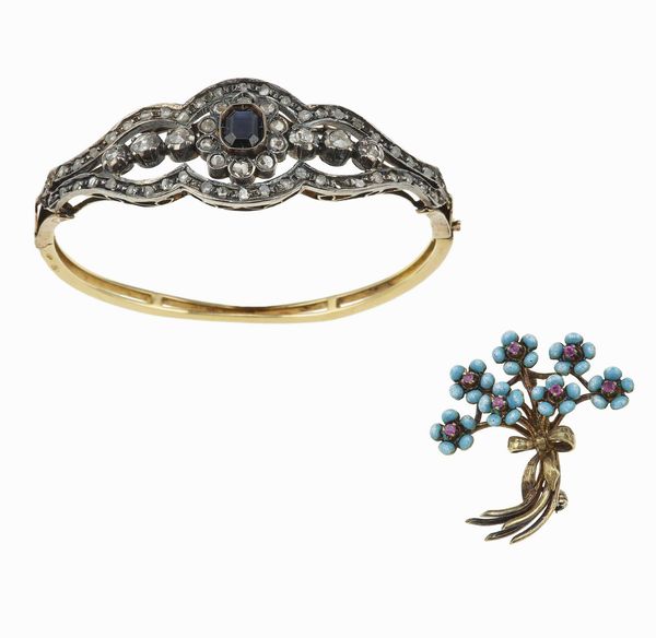 Lotto composto da un bracciale rigido con diamanti e zaffiro ed una spilla con smalti  - Asta Gioielli - Associazione Nazionale - Case d'Asta italiane