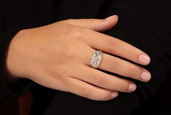 Anello con diamanti  - Asta Gioielli - Associazione Nazionale - Case d'Asta italiane