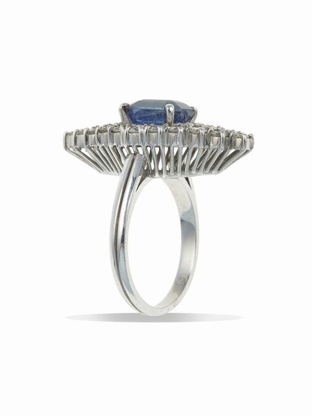 Anello con zaffiro Sri Lanka e diamanti  - Asta Gioielli - Associazione Nazionale - Case d'Asta italiane