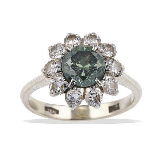 Anello con diamante centrale fancy blue, irradiato, e diamanti a contorno  - Asta Gioielli - Associazione Nazionale - Case d'Asta italiane
