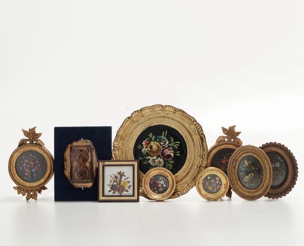 Insieme di otto piccole cornici in legno dorato con soggetti floreali e placchetta sottovetro in metallo raffigurante Madonna con Bambino  - Asta Dipinti del XIX-XX Secolo - Associazione Nazionale - Case d'Asta italiane