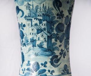 Due vasi da farmacia  - Asta Placchette, Medaglie, Sculture e Ceramiche dal XIV al XIX secolo - Associazione Nazionale - Case d'Asta italiane