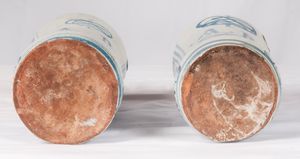 Coppia di vasi da farmacia  - Asta Placchette, Medaglie, Sculture e Ceramiche dal XIV al XIX secolo - Associazione Nazionale - Case d'Asta italiane