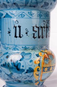 Vaso da farmacia  - Asta Placchette, Medaglie, Sculture e Ceramiche dal XIV al XIX secolo - Associazione Nazionale - Case d'Asta italiane