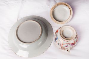 Tazza da puerpera con piatto  - Asta Placchette, Medaglie, Sculture e Ceramiche dal XIV al XIX secolo - Associazione Nazionale - Case d'Asta italiane