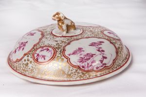 Tazza da puerpera con piatto  - Asta Placchette, Medaglie, Sculture e Ceramiche dal XIV al XIX secolo - Associazione Nazionale - Case d'Asta italiane