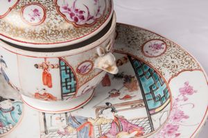 Tazza da puerpera con piatto  - Asta Placchette, Medaglie, Sculture e Ceramiche dal XIV al XIX secolo - Associazione Nazionale - Case d'Asta italiane