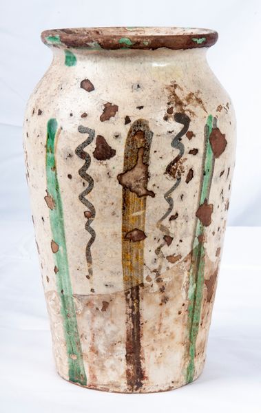 Vaso in terracotta smaltata bianca  - Asta Smart Auction: arredi, dipinti, sculture, strumenti musicali, ceramiche e altro a prezzi vantaggiosi - Associazione Nazionale - Case d'Asta italiane