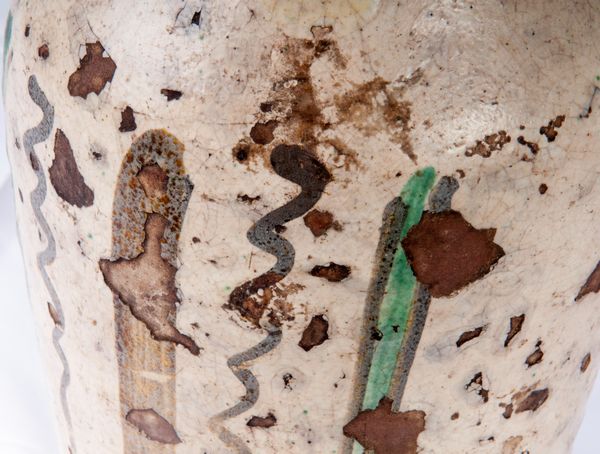 Vaso in terracotta smaltata bianca  - Asta Smart Auction: arredi, dipinti, sculture, strumenti musicali, ceramiche e altro a prezzi vantaggiosi - Associazione Nazionale - Case d'Asta italiane