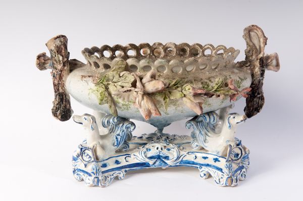 Centrotavola in ceramica policroma  - Asta Smart Auction: arredi, dipinti, sculture, strumenti musicali, ceramiche e altro a prezzi vantaggiosi - Associazione Nazionale - Case d'Asta italiane
