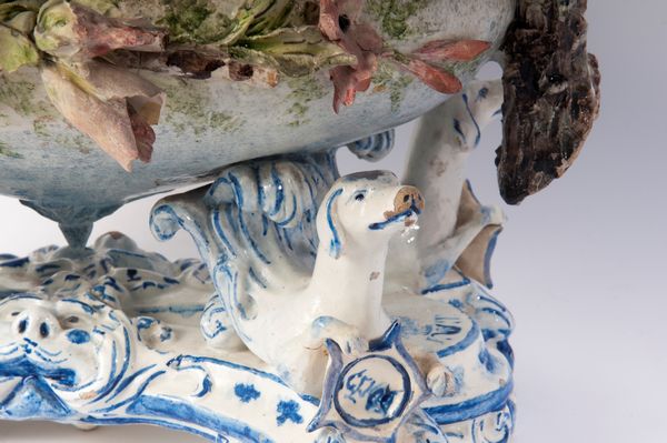 Centrotavola in ceramica policroma  - Asta Smart Auction: arredi, dipinti, sculture, strumenti musicali, ceramiche e altro a prezzi vantaggiosi - Associazione Nazionale - Case d'Asta italiane