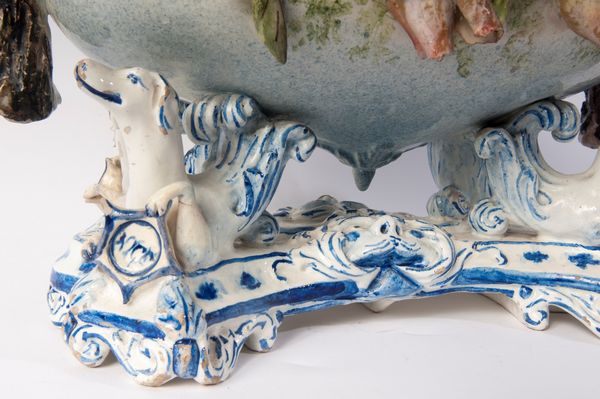 Centrotavola in ceramica policroma  - Asta Smart Auction: arredi, dipinti, sculture, strumenti musicali, ceramiche e altro a prezzi vantaggiosi - Associazione Nazionale - Case d'Asta italiane
