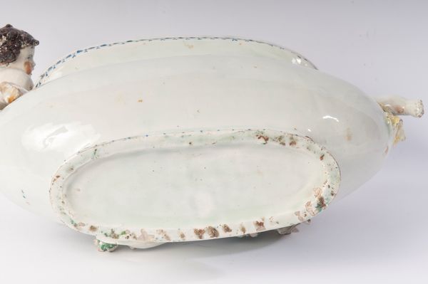 centrotavola in ceramica bianca  - Asta Smart Auction: arredi, dipinti, sculture, strumenti musicali, ceramiche e altro a prezzi vantaggiosi - Associazione Nazionale - Case d'Asta italiane