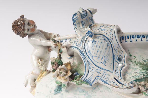 centrotavola in ceramica bianca  - Asta Smart Auction: arredi, dipinti, sculture, strumenti musicali, ceramiche e altro a prezzi vantaggiosi - Associazione Nazionale - Case d'Asta italiane