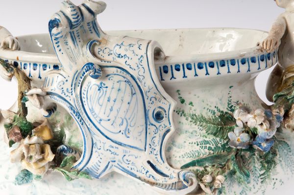 centrotavola in ceramica bianca  - Asta Smart Auction: arredi, dipinti, sculture, strumenti musicali, ceramiche e altro a prezzi vantaggiosi - Associazione Nazionale - Case d'Asta italiane