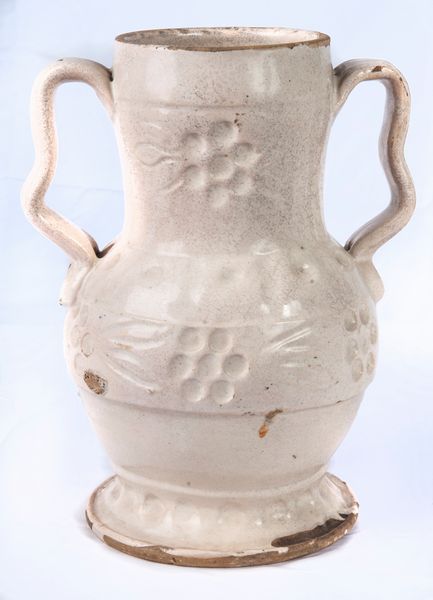 Vaso in terracotta smaltata bianca  - Asta Smart Auction: arredi, dipinti, sculture, strumenti musicali, ceramiche e altro a prezzi vantaggiosi - Associazione Nazionale - Case d'Asta italiane
