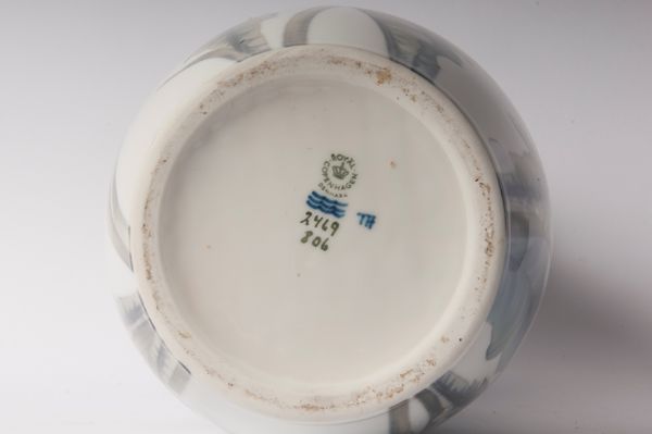 Vaso in porcellana a bocciolo con alta spalla arrotondata  - Asta Smart Auction: arredi, dipinti, sculture, strumenti musicali, ceramiche e altro a prezzi vantaggiosi - Associazione Nazionale - Case d'Asta italiane
