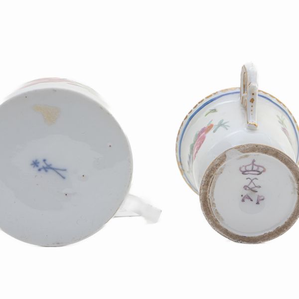 Lotto di tre tazze in porcellana  - Asta Smart Auction: arredi, dipinti, sculture, strumenti musicali, ceramiche e altro a prezzi vantaggiosi - Associazione Nazionale - Case d'Asta italiane