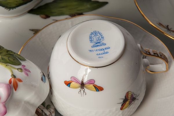 Lotto di un vassoio in porcellana  - Asta Smart Auction: arredi, dipinti, sculture, strumenti musicali, ceramiche e altro a prezzi vantaggiosi - Associazione Nazionale - Case d'Asta italiane