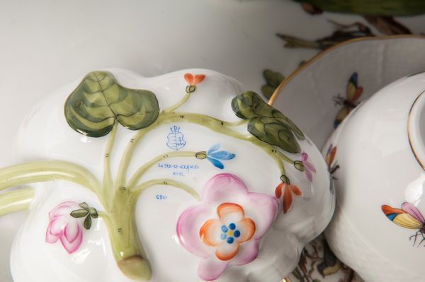 Lotto di un vassoio in porcellana  - Asta Smart Auction: arredi, dipinti, sculture, strumenti musicali, ceramiche e altro a prezzi vantaggiosi - Associazione Nazionale - Case d'Asta italiane