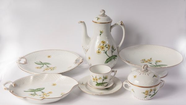 Servizio da caffè in porcellana bianca  - Asta Smart Auction: arredi, dipinti, sculture, strumenti musicali, ceramiche e altro a prezzi vantaggiosi - Associazione Nazionale - Case d'Asta italiane