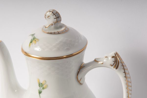 Servizio da caffè in porcellana bianca  - Asta Smart Auction: arredi, dipinti, sculture, strumenti musicali, ceramiche e altro a prezzi vantaggiosi - Associazione Nazionale - Case d'Asta italiane