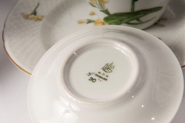 Servizio da caffè in porcellana bianca  - Asta Smart Auction: arredi, dipinti, sculture, strumenti musicali, ceramiche e altro a prezzi vantaggiosi - Associazione Nazionale - Case d'Asta italiane