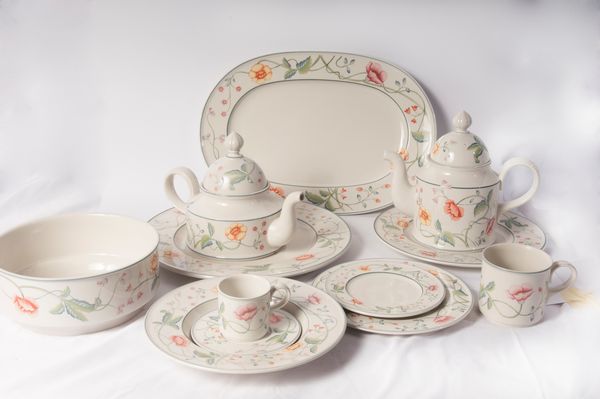 Servizio di piatti, tè e caffè in ceramica bianca a decoro floreale  - Asta Smart Auction: arredi, dipinti, sculture, strumenti musicali, ceramiche e altro a prezzi vantaggiosi - Associazione Nazionale - Case d'Asta italiane