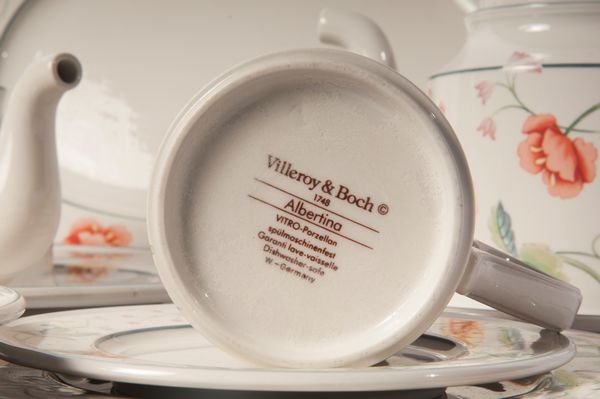 Servizio di piatti, tè e caffè in ceramica bianca a decoro floreale  - Asta Smart Auction: arredi, dipinti, sculture, strumenti musicali, ceramiche e altro a prezzi vantaggiosi - Associazione Nazionale - Case d'Asta italiane