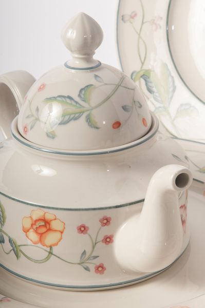 Servizio di piatti, tè e caffè in ceramica bianca a decoro floreale  - Asta Smart Auction: arredi, dipinti, sculture, strumenti musicali, ceramiche e altro a prezzi vantaggiosi - Associazione Nazionale - Case d'Asta italiane
