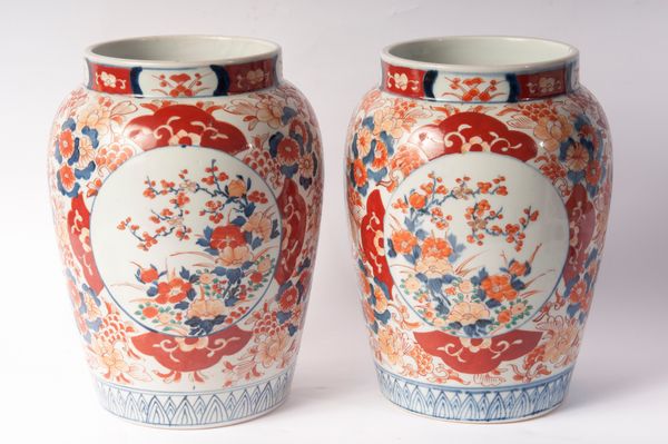 Coppia di vasi in porcellana  - Asta Smart Auction: arredi, dipinti, sculture, strumenti musicali, ceramiche e altro a prezzi vantaggiosi - Associazione Nazionale - Case d'Asta italiane