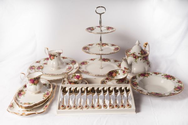 Servizio di piatti, tè e caffè in porcellana bianca a decoro floreale e finiture in oro zecchino  - Asta Smart Auction: arredi, dipinti, sculture, strumenti musicali, ceramiche e altro a prezzi vantaggiosi - Associazione Nazionale - Case d'Asta italiane
