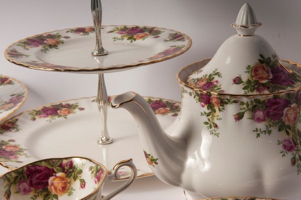Servizio di piatti, tè e caffè in porcellana bianca a decoro floreale e finiture in oro zecchino  - Asta Smart Auction: arredi, dipinti, sculture, strumenti musicali, ceramiche e altro a prezzi vantaggiosi - Associazione Nazionale - Case d'Asta italiane