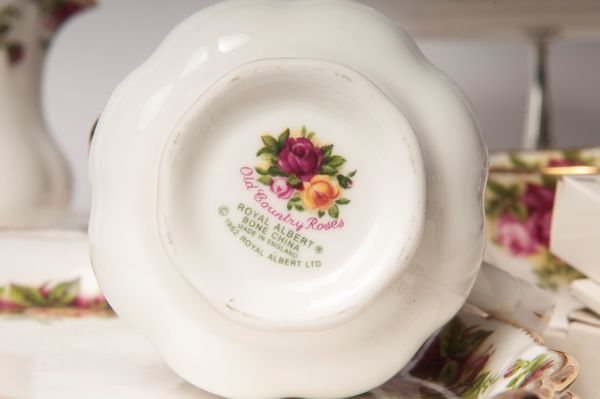 Servizio di piatti, tè e caffè in porcellana bianca a decoro floreale e finiture in oro zecchino  - Asta Smart Auction: arredi, dipinti, sculture, strumenti musicali, ceramiche e altro a prezzi vantaggiosi - Associazione Nazionale - Case d'Asta italiane