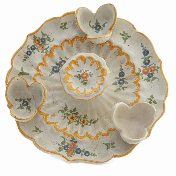 Alzata portauovo in ceramica policroma  - Asta Smart Auction: arredi, dipinti, sculture, strumenti musicali, ceramiche e altro a prezzi vantaggiosi - Associazione Nazionale - Case d'Asta italiane