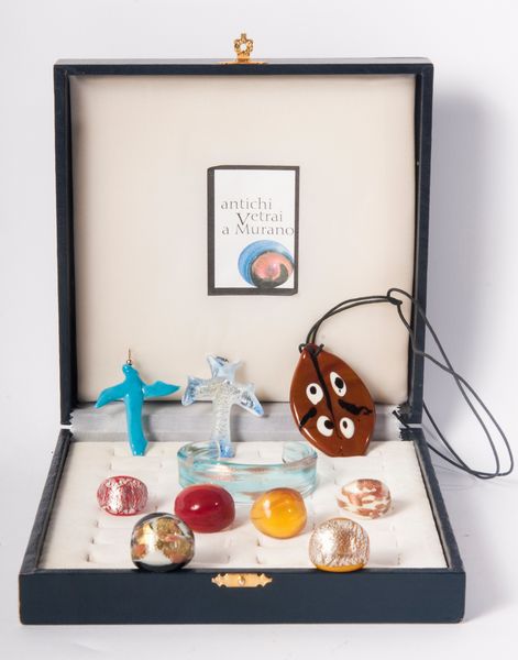 Lotto di sei anelli, tre ciondoli ed un bracciale  - Asta Smart Auction: arredi, dipinti, sculture, strumenti musicali, ceramiche e altro a prezzi vantaggiosi - Associazione Nazionale - Case d'Asta italiane