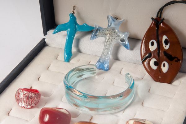 Lotto di sei anelli, tre ciondoli ed un bracciale  - Asta Smart Auction: arredi, dipinti, sculture, strumenti musicali, ceramiche e altro a prezzi vantaggiosi - Associazione Nazionale - Case d'Asta italiane