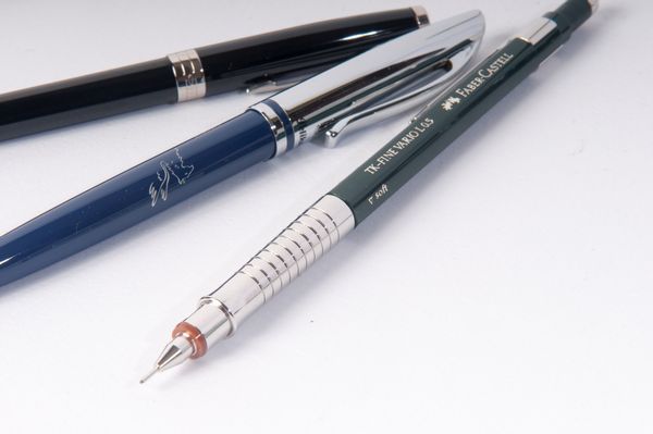 Lotto di sette penne e due matite:  - Asta Smart Auction: arredi, dipinti, sculture, strumenti musicali, ceramiche e altro a prezzi vantaggiosi - Associazione Nazionale - Case d'Asta italiane