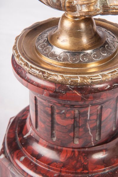Coppia di candelieri a due luci  - Asta Smart Auction: arredi, dipinti, sculture, strumenti musicali, ceramiche e altro a prezzi vantaggiosi - Associazione Nazionale - Case d'Asta italiane