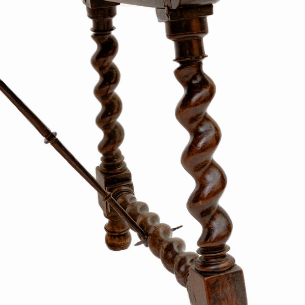 Tavolo da centro in legno di noce,  - Asta Smart Auction: arredi, dipinti, sculture, strumenti musicali, ceramiche e altro a prezzi vantaggiosi - Associazione Nazionale - Case d'Asta italiane