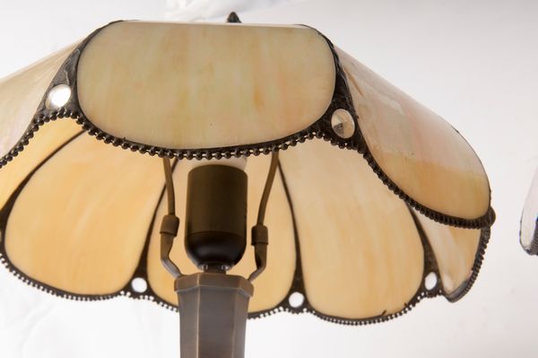 Coppia di abat jour in ottone e resina  - Asta Smart Auction: arredi, dipinti, sculture, strumenti musicali, ceramiche e altro a prezzi vantaggiosi - Associazione Nazionale - Case d'Asta italiane