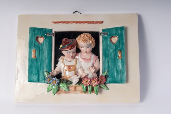 Bambini alla finestra, placca in rilievo  - Asta Smart Auction: arredi, dipinti, sculture, strumenti musicali, ceramiche e altro a prezzi vantaggiosi - Associazione Nazionale - Case d'Asta italiane