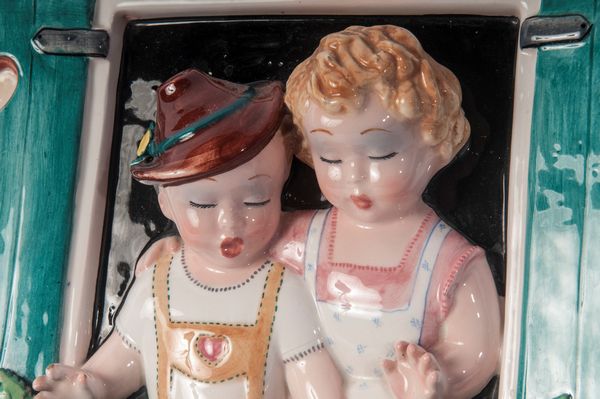 Bambini alla finestra, placca in rilievo  - Asta Smart Auction: arredi, dipinti, sculture, strumenti musicali, ceramiche e altro a prezzi vantaggiosi - Associazione Nazionale - Case d'Asta italiane