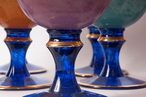 Lotto di dodici coppe in vetro colorato  - Asta Smart Auction: arredi, dipinti, sculture, strumenti musicali, ceramiche e altro a prezzi vantaggiosi - Associazione Nazionale - Case d'Asta italiane