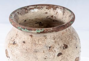 Vaso in terracotta smaltata bianca  - Asta Smart Auction: arredi, dipinti, sculture, strumenti musicali, ceramiche e altro a prezzi vantaggiosi - Associazione Nazionale - Case d'Asta italiane