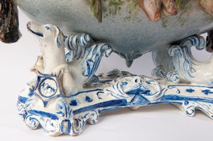 Centrotavola in ceramica policroma  - Asta Smart Auction: arredi, dipinti, sculture, strumenti musicali, ceramiche e altro a prezzi vantaggiosi - Associazione Nazionale - Case d'Asta italiane