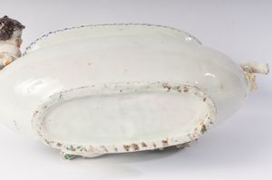 centrotavola in ceramica bianca  - Asta Smart Auction: arredi, dipinti, sculture, strumenti musicali, ceramiche e altro a prezzi vantaggiosi - Associazione Nazionale - Case d'Asta italiane