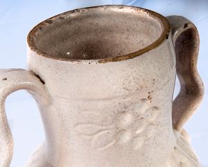 Vaso in terracotta smaltata bianca  - Asta Smart Auction: arredi, dipinti, sculture, strumenti musicali, ceramiche e altro a prezzi vantaggiosi - Associazione Nazionale - Case d'Asta italiane