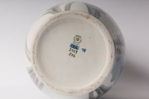 Vaso in porcellana a bocciolo con alta spalla arrotondata  - Asta Smart Auction: arredi, dipinti, sculture, strumenti musicali, ceramiche e altro a prezzi vantaggiosi - Associazione Nazionale - Case d'Asta italiane